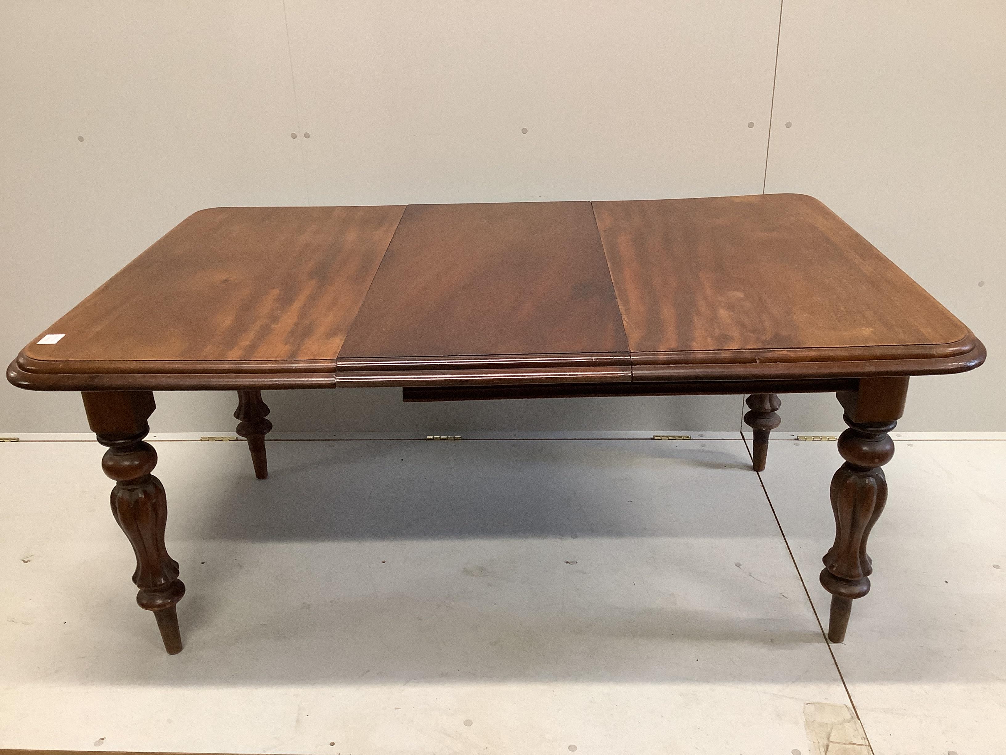 A Victorian mahogany extending dining table, length 162cm extended, one spare leaf, depth 102cm, height 73cm